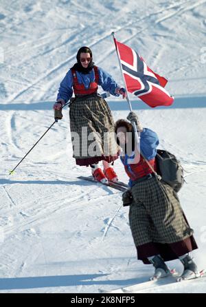 Hafjell, Øyer Gemeinde 19940223. Olympische Spiele Lillehammer 1994. Königin Sonja (zurück) nahm an der Freundin während der Pause für das große Slalom-Rennen in Hafjell Teil. Norwegische Flagge. Die Skipiste. Foto: Pål Hansen / NTB Neuer Scan SPBEKEIL Stockfoto