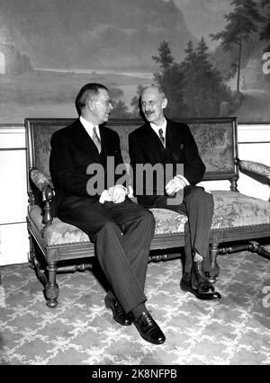 Oslo 195203. König Gustaf Adolf und Königin Louise von Schweden werden offiziell in Norwegen besucht. Hier sehen wir das königliche Foto auf dem Schloss. König Gustaf Adolf (f.) Und König Haakon. Foto: NTB-Archiv Stockfoto