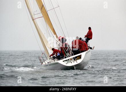 Belgien, Nieuwpoort 1. Juli 1991. Weltmeisterschaft im Segeln. 1 Ton Cup 1991. König Harald und seine Männer segeln Xi. Foto: Lise Åserud / NTB / NTB Stockfoto