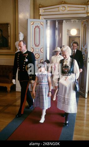 Oslo 19800607. Die Feier des 75.. Jahrestages der Entschließung der Union. Drei Generationen der königlichen Familie waren während der Feier anwesend. Hier sind Prinzessin Märtha Louise und Kronprinz Harald auf dem Weg in den Storting. Kronprinzessin Sonja hinter sich. Foto: Erik Thorberg NTB / NTB Stockfoto