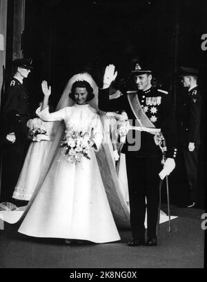 Oslo 1968-08-29: Königliche norwegische Hochzeit. Kronprinz Harald heiratet Sonja Haraldsen. Die Kathedrale - nach der Hochzeit winken sie. NTB-Archivfoto / NTB Stockfoto