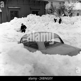 Kragerø 19540320. Südnorwegen steht kurz vor dem Erwürgen durch Schnee. Im Februar kippte der Schnee 23 Tage lang Tag und Nacht. Straßen waren blockiert, Züge schneiten hinein, Autos verschwanden unter den Schneemassen, an vielen Stellen fast nur der Schornstein, der über den Häusern hing. Der Schnee lag meterhoch in den Straßen und der Schnee Tag und Nacht. Hier sehen wir ein Auto, das fast geschneit ist. Foto: Aage Storløkken / Aktuell / NTB Stockfoto