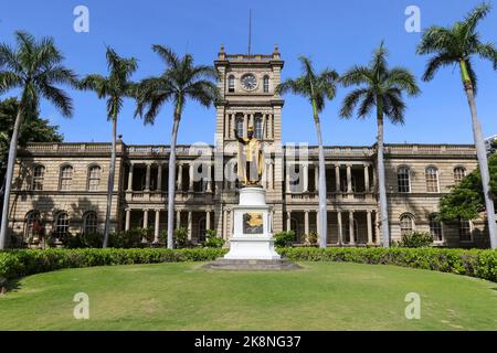 Eine Nahaufnahme der König Kamehameha Statue in der Innenstadt von Honolulu, mit Iolani Palast Hintergrund Stockfoto