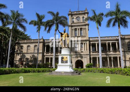 Eine Nahaufnahme der König Kamehameha Statue in der Innenstadt von Honolulu, mit Iolani Palast Hintergrund Stockfoto