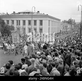 Oslo 19570517 May 17 die Feier in Oslo wurde zu einem ziemlich coolen Erlebnis, aber das dämpfte die Feierlichkeiten nicht. Hier ist der 17. Mai, der Zug auf dem Weg zum Karl Johans Tor, mit Fahnen und Laschen in Führung. Foto: NTB / NTB Stockfoto