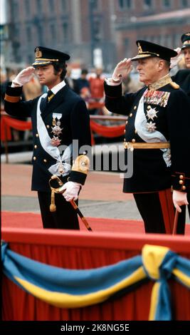 Oslo 1974. Oktober: König Carl Gustaf von Schweden zu einem offiziellen Besuch in Norwegen. Hier zusammen mit König Olav, der nach der Ankunft mit dem Zug zum Hauptbahnhof geehrt wird. Foto: NTB / NTB Stockfoto