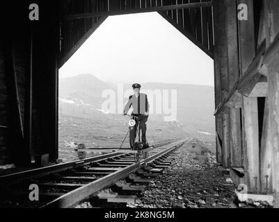 Finse, Slirå, 29. August 1959. Eisenbahnen und der Meteorologe Olav Rundtom sind einer von vier Gleiswächtern, die die Strecke das ganze Jahr über offen halten. Hier bei Dresin. Foto; Sverre A. Børretzen / Aktuell / NTB Stockfoto