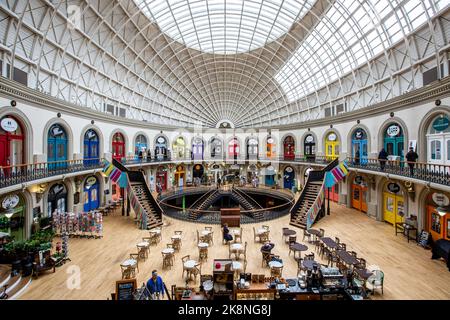 Ein architektonisches Interieur des Corn Exchange-Gebäudes in Leeds, Großbritannien, mit unabhängigen Geschäften und kunstvoller Architektur Stockfoto