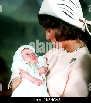 Oslo 19711019: Prinzessin Märtha Louise - Taufe. Fotografie auf dem Schloss. Hier Kronprinzessin Sonja mit dem Taufkind. Das Taufkleid wird von der Großmutter von Kronprinz Harald, Prinzessin Ingeborg von Schweden, genäht. NTB-Foto / NTB Stockfoto