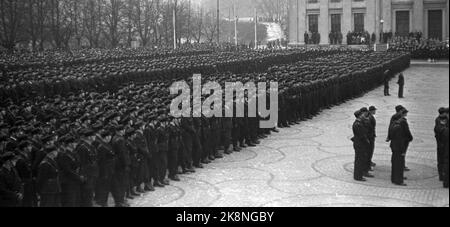 Oslo 19411102. Hird Muster auf dem Universitätsplatz. 3000 Männer schwören auf NS-Führer Vidkun Qusling. Hirden in Oslo. Foto: Johnsen / NTB Stockfoto