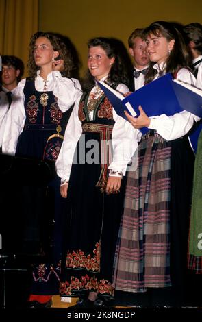 Oslo 19900622: Prinzessin Märtha Louise erhält das Diplom vom Christian Gymnasium (kg) in Oslo. Hier wird sie lächelnd im Kostüm fotografiert, während sie im Chor singt. Foto: Knut Falch / NTB Stockfoto