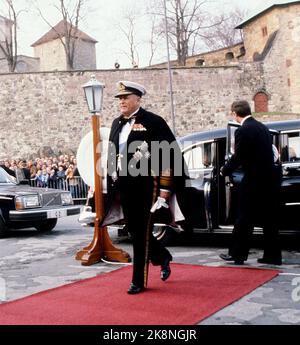 Oslo 19810505. Königin Elizabeth bei einem Staatsbesuch in Norwegen mit ihrem Mann Prinz Philip. Hier kommen die Royals zu einem Galadiner, zu dem Königin Elizabeth Sie an Bord des königlichen Schiffes 'Britannia' einlädt. Das Bild: König Olav kommt beim Abendessen an. Foto: Bjørn Sigurdsøn / NTB / NTB Stockfoto