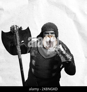 Surreale Kunstwerke mit mittelalterlichem Ritter, Krieger mit einem Teil des Katzengesichts, das eine Rüstung auf weißem Hintergrund mit zerknittertem Papiereffekt trägt. Zeitgenössische Kunst Stockfoto