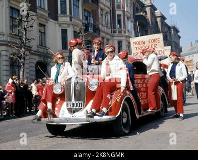 Oslo ca. 1970. Mai 17 in Oslo. Russischer Zug mit Russ auf einem großartigen alten russischen Auto. Foto: Current / NTB Stockfoto