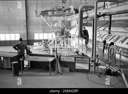 Fornebu 19730310 wie sicher fliegen wir? Was wird getan, um unseren Flug so sicher wie möglich zu gestalten? Ist es die Technik oder der Mensch selbst, der die Flugkatastrophen versagt? SAS-Flugzeuge im Hangar. Alle drei Jahre, oder nach etwa 7.000 Flugstunden, wird die DC 9 in Fornebu überholt. Die Flugzeuge sollten immer so gut sein wie beim Aussteigen aus dem Werk. Bei der dreiwöchigen Überholung wird das Flugzeug fast auseinander genommen. Foto: Sverre A. Børretzen / Aktuell / NTB Stockfoto