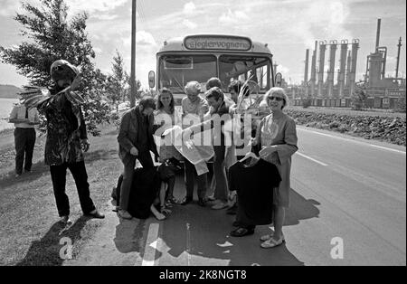 Telemark im Frühjahr 1970. Das Norwegische Autorenzentrum reist in Zusammenarbeit mit der jungen Künstlergesellschaft auf einer dreiwöchigen Tour nach Telemark und Buskerud. Sie vermitteln Kunst und Kultur auch in Fabriken und Institutionen. Hier hat der Jonglierwagen bei Norsk Hydro angehalten. Foto: Sverre A. Børretzen / Aktuell / NTB Stockfoto