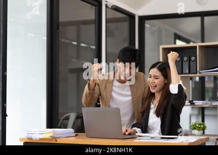 Erfolgreiche Unternehmer und asiatische Geschäftsleute, die Ziele erreichen. Stockfoto