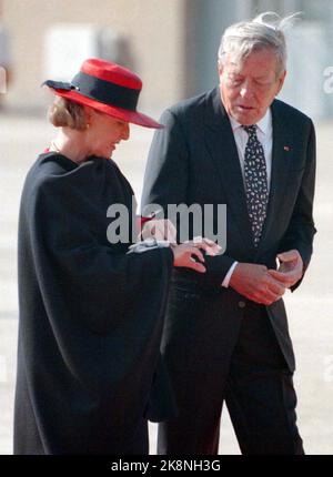 Amsterdam 199604. Das norwegische Königspaar, Königin Sonja und König Harald, besucht offiziell die Niederlande. Das Bild: Königin Sonja und Prinz Claus aus den Niederlanden fotografiert nach der Ankunft des Königspaares in den Niederlanden am Montag. Die Königin in schwarzem Cape und rot/schwarzem Hut. (NTB-Foto: Rune Petter Ness) Stockfoto