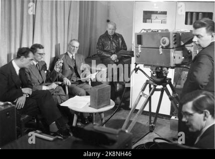 Oslo 19540112 Norsk National Broadcasting startet Testauslieferungen für das Fernsehen. Hier aus der ersten Testsendung des Fernsehens. Interieur aus dem Studio. In der Mitte des Bildes hält die Rundfunkdirektion Kaare Fostervoll die Eröffnungsrede. Camera People von Pye Ltd. England. Foto: NTB / NTB Stockfoto