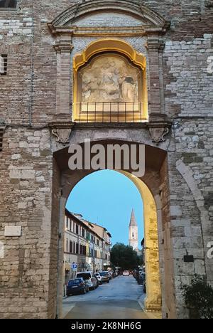 Porta di San Pietro, oder Porta Romana, ist eines der mittelalterlichen Tore von Perugia. Es stammt aus dem 13.-14. Jahrhundert und befindet sich am Ende von Cor Stockfoto