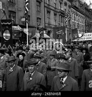 Oslo 19540501. Mai 1 Zug entlang Karl Johans Tor. Tabs und Banner, Männer und Frauen mit Mützen, Handschuhen und Mänteln. Foto: NTB / NTB Stockfoto