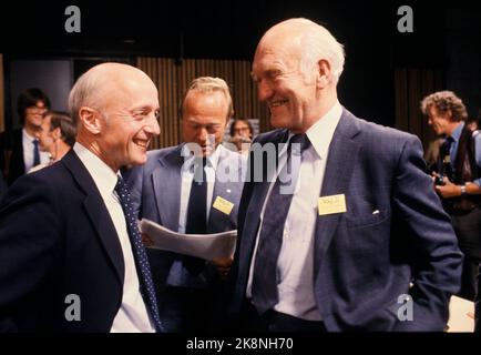 Oslo 19810915 bei den Parlamentswahlen 1981 wird Høyre Parlamentsführer Kåre Willoch (v.v.) als neuer Premierminister bezeichnet. Hier mit Håkon Chicken Mark. Foto: NTB / NTB Stockfoto