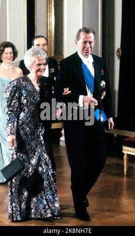 Oslo 19870220. Kronprinz Harald 50 Jahre. Die königliche Familie und die königlichen Gäste auf dem Weg zum Galadiner im Schloss anlässlich des 50.-jährigen Jubiläums von Kronprinz Harald. Vorne (TV) Dagny Haraldsen, Mutter von Kronprinzessin Sonja und Manager Johan Martin Ferner. Foto: Morten Hvaal NTB / NTB Stockfoto