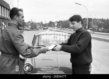 27.Mai 1967. Die Mineralölkonzerne kämpfen unter anderem um Kunden. Nutzung von kostenlosen Tickets für Kunden. Hier erhält ein Kunde ein Ticket an einer Texaco-Station. Foto: Sverre A. Børretzen / Aktuell / NTB Stockfoto