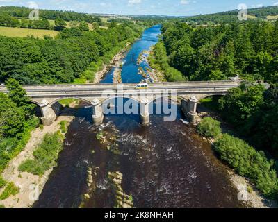 Eine Luftaufnahme der Bywell Bridge über den Fluss Tyne in Northumberland mit üppigen Bäumen auf beiden Seiten Stockfoto