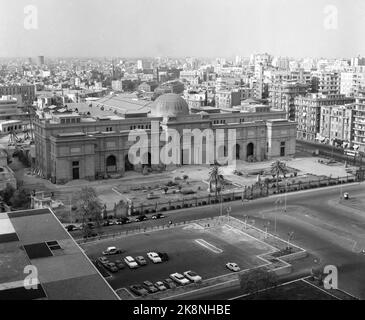 Kairo, Ägypten 19590515 Fliegender Teppich mit Jet. Urbound und Jet Age trafen sich in Ägypten, als SAS am 15. Und 16. Mai seine caravelle-Route zwischen Skandianvia und Kairo eröffnete. Zwischen der Pyramide und dem Jet ist eine riesige Schnalle in der Zeit und Entwicklung. Mit seinen neuen, schnellen Karavellen trägt SAS dazu bei, Menschen und Kontinente enger miteinander zu verbinden. Übersichtsbild von Kairo. Foto: Asmund Rørslett / Current / NTB Stockfoto