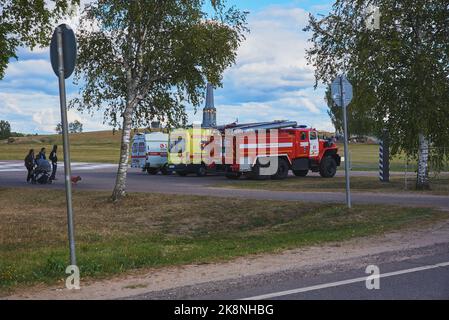 Drei Dienstwagen, ein Krankenwagen, eine Intensivstation und eine Feuerwehr stehen im Falle eines Unfalls auf dem Feld. Stockfoto