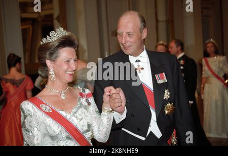 Oslo 199308: Königliche Silberhochzeit. Das norwegische Königspaar, Königin Sonja und König Harald, feiern ihre Silberhochzeit mit einem Galadiner und tanzen im Schloss. Bild: Polonaisen. Die silberne Stirn. Foto: Bjørn Sigurdsøn Stockfoto