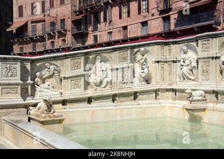 Fonte Gaia ist ein monumentaler Brunnen von Siena, der sich an der Piazza del Campo befindet. Es wurde 1346 eingeweiht. Stockfoto