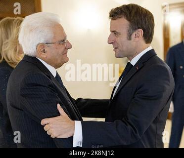 Rom, Italien. 24. Oktober 2022. Der französische Präsident Emmanuel Macron wird am 24. Oktober 2022 vom italienischen Präsidenten Sergio Mattarella im Quirinal-Palast in Rom, Italien, empfangen. Foto von ABACAPRESS.COM Quelle: Abaca Press/Alamy Live News Stockfoto