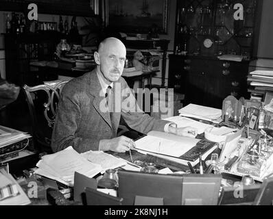 Oslo 19510526: König Haakon VII. Fotografierte auf dem Schloss an seinem Schreibtisch. Foto: NTB / NTB Stockfoto