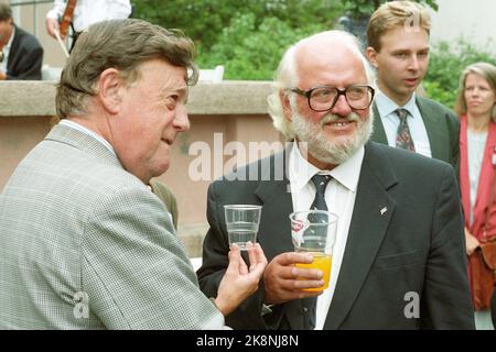 Oslo 19940825. Aschehoug Verlage Traditional Garden Company. Hier Yngvar Ustvedt (v.) und Jahn Otto Johansen. Foto: Rune Petter Næs NTB / NTB Stockfoto