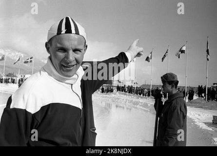 Innsbruck, Österreich 196402 die Olympischen Winterspiele 9.. Schnelles Skaten, Männer, 10.000 Meter. Hier Nr. 3 Knut Johannesen im Stadion vor dem Rennen. Zeigt auf die Fahnen und zeigt, dass es frisch weht. Der Staatsstreich im norwegischen Trikot und dem 'bösen Hut' Foto: Current / NTB Stockfoto