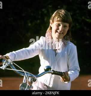 Asker 197909: Die Kronprinzenfamilie in Skaugum, September 1979. Das Kronprinzenpaar und die Kinder, die zu Hause in Skaugum fotografiert wurden. Picture: Prinzessin Märtha Louise mit dem Fahrrad. Foto: Bjørn Sigurdsøn / NTB / NTB Stockfoto