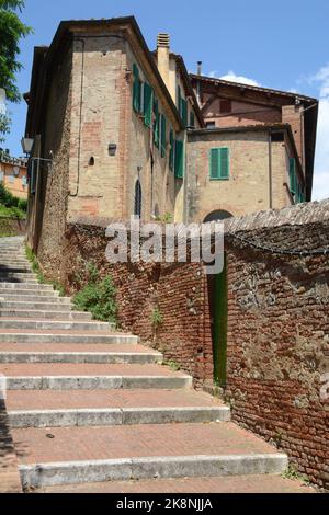 Altes toskanisches Backsteinhaus, typisch für die sienesische Gegend. Stockfoto