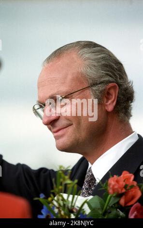 Stockholm 199604: König Carl XVI Gustaf 50 Jahre - mehrere Tage der jährlichen Party für Schwedens König. Picture: Der eigentliche Geburtstag am 30. April. König Carl Gustaf erhält die Glückwünsche des Volkes im Schloss. 2000 Sänger zollen ihm Tribut. Foto: Bjørn Sigurdsøn / NTB / NTB Stockfoto