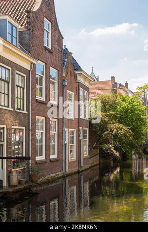 Kanalhäuser im Zentrum der mittelalterlichen Studentenstadt Delft. Stockfoto