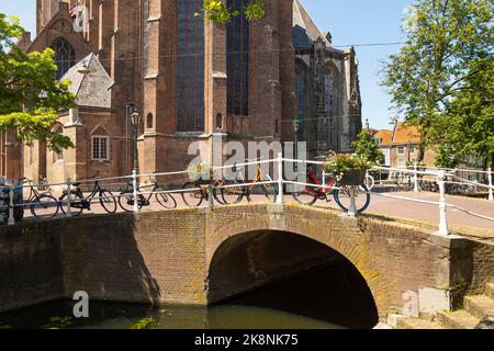 Zentrum der malerischen mittelalterlichen niederländischen Studentenstadt Delft. Stockfoto