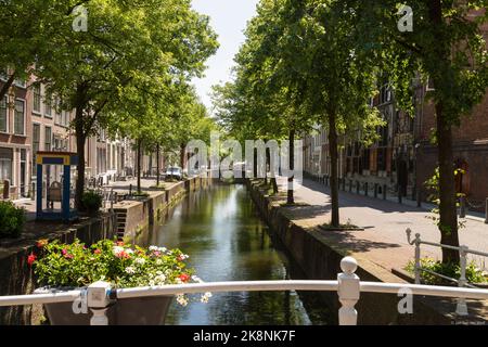 Schmaler Kanal im Zentrum der historischen Stadt Delft. Stockfoto