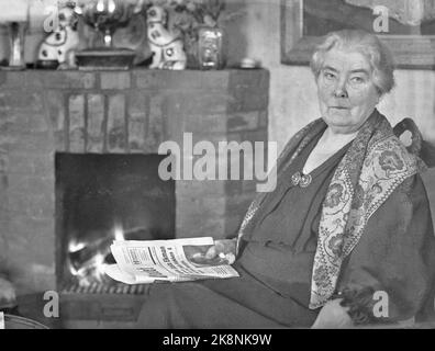 193801: Frau Alexandra Thaulow Heggeli. (1862-1955) Künstler, arbeitete signifikant mit Leder. Sie wurde Lasson, Schwester von Oda Krohg, geboren und heiratete Frits Thaulow. Foto: NTB. (Datierung auf der Grundlage der Zeitung auf dem Bild, die den Tod von Gøsta Ekmann am 12. Januar 1938 erwähnt. Die Glasplatte ist beschädigt) Stockfoto