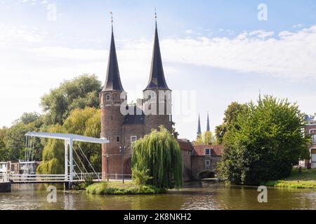 Stadttor De Oostpoort (Osttor) in der historischen niederländischen Altstadt von Delft. Stockfoto