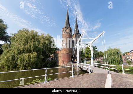 Stadttor De Oostpoort (Osttor) in der historischen niederländischen Altstadt von Delft. Stockfoto