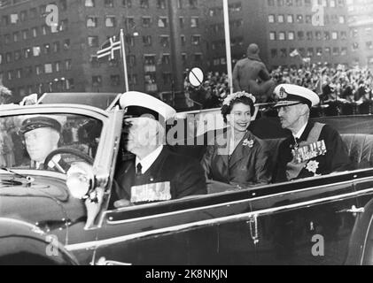 Oslo 19550624. Königin Elisabeth II. Bei einem Staatsbesuch in Norwegen mit ihrem Mann Prinz Philip. Hier sehen wir die königliche Abkürzung in einem offenen Auto mit Königin Elizabeth und König Haakon. Es ist eine lächelnde und sanfte Königin, die nach Norwegen gekommen ist und offensichtlich in der Gesellschaft von König Haakon floriert. Die Abkürzung wird vom Anlegesteg zum Schloss geführt. Foto: Current / NTB Stockfoto