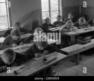 Karasjok Sept. 1946 Alltag in Nordnorwegen nach dem Zweiten Weltkrieg Kinder, die in einem Schulzimmer unterrichtet werden. Der Platz an den provisorischen Schultischen ist eng. Foto: NTB / NTB Stockfoto