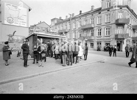 Strømstad, Schweden 6. April 1963. Norweger marschieren am schneidenden Donnerstag in Strømstad ein. Die Tradition begann nach dem Zweiten Weltkrieg, als Norwegen den größten Teil der Waren vermisste. Die Geschäfte in Norwegen sind am Donnerstag geschlossen, so dass Sie eine Reise nach Schweden Unternehmen müssen, um das Auto oder Boot mit verschiedenen Waren zu füllen. Hier warten norwegische Kunden auf den Versand in einem Kiosk. Foto: Ivar Aaserud / Aktuell / NTB Stockfoto