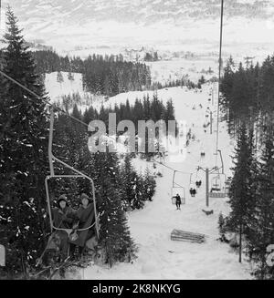 Hakadal 19630113 das neue Skigebiet Varingskollen wurde eröffnet, mit Sessellift, alpinen Loipen und Wanderwegen. Hier ist ein Bild vom Skilift. Foto: Thorberg / NTB / NTB Stockfoto